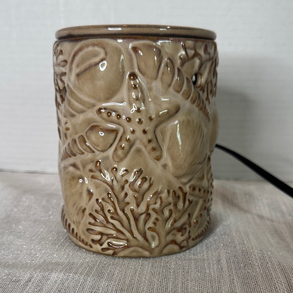 Wax Warmer Ceramic Seashell Design Warmer tan with some brown 5.25”X4”